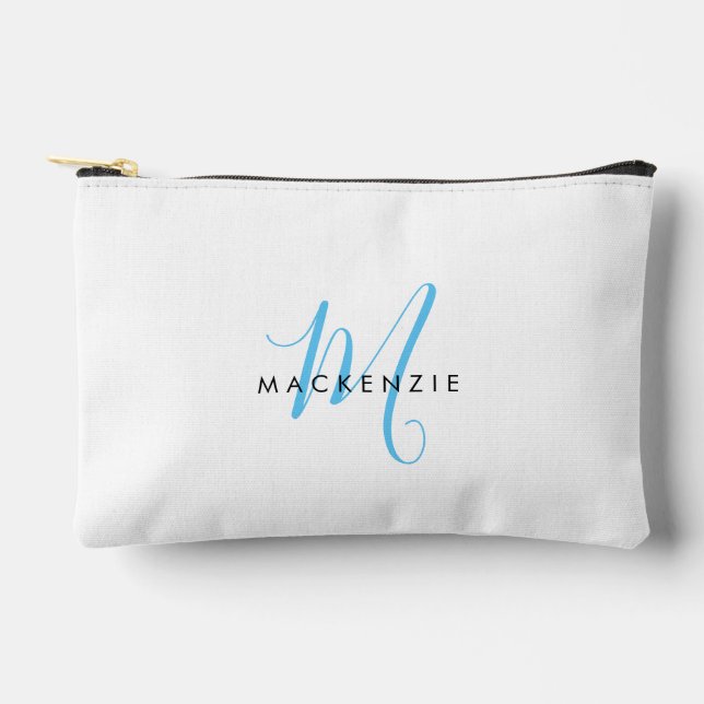 Elegantes Modern White Sky Blue Script Monogram Zubehörtasche (Vorderseite)