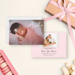 Elegantes, modernes Baby Girl Name Foto Ankündigung<br><div class="desc">Feiern Sie die Ankunft Ihres wertvollen Mädchens mit der Ankündigung des eleganten Fotos "Babymädchen". Diese personalisierte Geburtsankündigungskarte erfasst die Schönheit und Freude dieses besonderen Augenblicks in Ihrem Leben. Die Vorderseite der Karte zeigt den Namen Ihres Mädchens, elegant geschrieben in einem modernen Handling-Stil. Diese raffinierte Touch verleiht der Ankündigung ein Gefühl...</div>