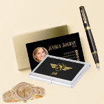 Elegantes, modernes Black Gold Flugzeug Monogramm Visitenkarten Dose<br><div class="desc">Werfen Sie einen kleinen Tipp mit diesem einzigartigen Visitenkartenhalter,  dass Sie ein Pilot sind:) Personalisieren Sie ihn durch Hinzufügen Ihrer Initialen. Das Copyright steigt in Stildesigns.</div>