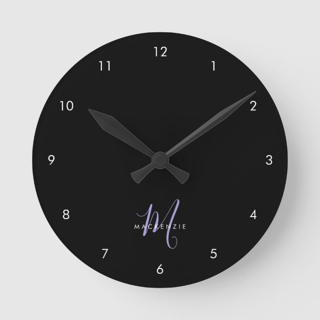 Elegantes, modernes Black Lavender Script Monogram Runde Wanduhr (Vorderseite)