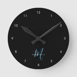 Elegantes, modernes Black Sky Blue Script Monogram Runde Wanduhr