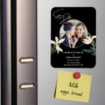 Elegantes, modernes Foto mit Blumenzwiebeln spart  Magnet<br><div class="desc">Elegantes, modernes Foto mit Blumenzaubern spart das Date Magnet. Stellen Sie sich vor, Ihre Familie und Freunde erhalten diese schöne Ankündigung in der E-Mail, um ihren Kühlschrank hinzuzufügen! Dieser Magnet Ankündigung Datum freihalten ein Foto mit cremefarbenen Blume und einer einfachen Typografie. Personalisieren Sie Ihre Save the Date Angaben, Ihre Namen...</div>