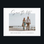 Elegantes modernes Foto Save the Date Postkarte<br><div class="desc">Moderne Hochzeiten sichern das Datum Postkarte in einem handgeschriebenen Skript-Design mit einem bevorzugten Foto aus Ihren Verlobung Fotos. Laden Sie Ihr Foto hoch und passen Sie die Vorderseite mit Ihren bevorstehenden Hochzeitsdetails an. Fügen Sie Ihre Rücksendeadresse,  das Hochzeitdatum und Ihre persönliche Nachricht auf der Rückseite der Postkarte hinzu.</div>