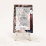Elegantes modernes Hochzeitsstift für Fotos Tischnummer<br><div class="desc">Elegante moderne Hochzeitskarten verfügen über ein vollflächiges,  vertikales Foto mit einer Tischnummer,  die auf einem rechteckigen,  weißen Element mit schick kalligraphischem Schriftzeichen überlagert ist. Personalisieren Sie mit Ihrer Tischnummer und Ihren individuellen Gastnamen.</div>