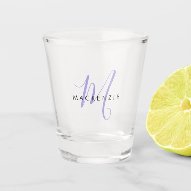 Elegantes modernes Lavenderskriptmonogramm Schnapsglas (Vorderseite)