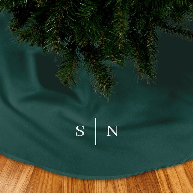 Elegantes modernes Monogramm | Weihnachtsgrün Polyester Weihnachtsbaumdecke (A rich, green colored Christmas tree skirt with your monogram in white, for a simple and modern look)