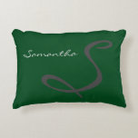 elegantes, modernes schicke, trendige monogramm gr dekokissen<br><div class="desc">Dieses atemberaubende,  raffinierte Design zeichnet Ihr Monogramm in Stahlgrau auf einem soliden smaragdgrünen Hintergrund aus. Dieses elegante Design in einer zeitgenössischen Präsentation macht das perfekte Geschenk für die stilvolle Frau.</div>