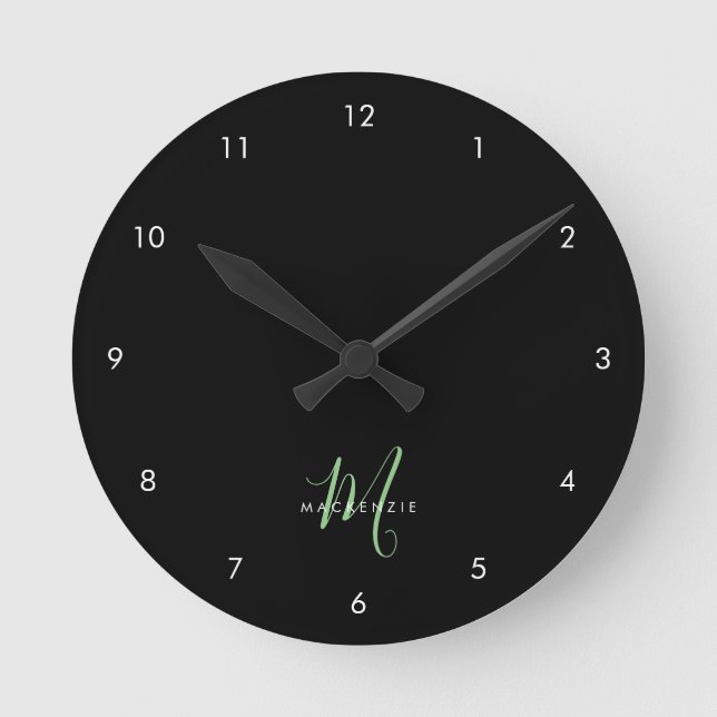 Elegantes, modernes Schwarz-Grün-Script-Monogramm Runde Wanduhr (Vorderseite)