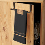 Elegantes modernes Schwarzgold mit Monogramm Geschirrtuch<br><div class="desc">Luxuriöses exklusives,  mit Monogramm Küchentuch mit einem vergoldeten Kupfer Glitzer Platz und Linien auf einem stilvollen,  soliden schwarzen Hintergrund.            Personalisieren Sie es mit Ihrem Namen oder Familiennamen und Monogrammnamen als Initial.</div>