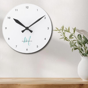 Elegantes modernes weißes Teal-Schriftmonogramm Runde Wanduhr