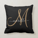Elegantes Monogram Black Gold Name Throw Pillow Kissen<br><div class="desc">Personalisiertes Wurfkissen mit einem Goldskript-Initial und einem weißen Skriptnamen. Moderne, minimalistische Typografie. Klicken Sie auf "Anpassen Sie weiter, um unser einfaches Design-Tool zu verwenden, um einen anderen Initial-oder Name-Schriftart zu wählen.</div>
