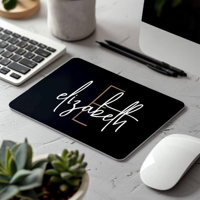 Elegantes Monogram Black Gold Script Mousepad (Von Creator hochgeladen)