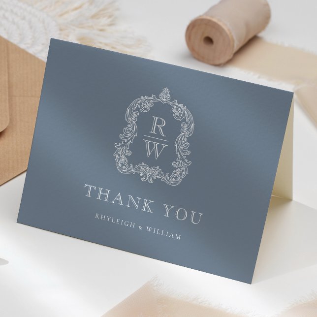 Elegantes Monogram Wappen Dusty Blue Wedding Dankeskarte (Von Creator hochgeladen)