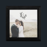 Elegantes Monogram Wreath Wedding Couple Foto Erinnerungskiste<br><div class="desc">Dieses elegante Wappen-Design ist perfekt als Hochzeitsgeschenk oder Jubiläumsgeschenk geeignet und verfügt über ein elegantes,  vertikales Monogramm,  das mit einem wunderschönen botanischen Kranz gerahmt ist. Feiern Sie Ihre Ehe mit stilvollem Foto Schmuckkasten,  den Sie für die nächsten Jahre schätze!</div>