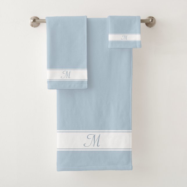 Elegantes Monogramm auf White & Wondrous Blue Badhandtuch Set (Insitu)