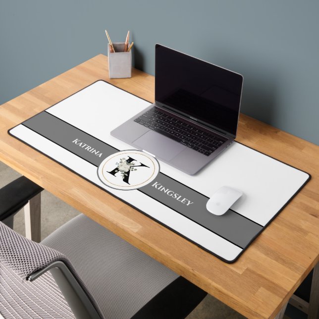Elegantes Monogramm aus weißer Blüte und Name auf  Schreibtischunterlage (Büro 2)