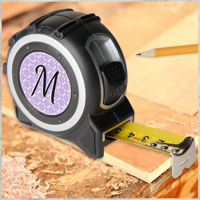 Elegantes Monogramm Hübsch Dots Muster Lilac Lila Maßband (A pretty monogrammed tape measure, patterned with white and gray dots on light purple)