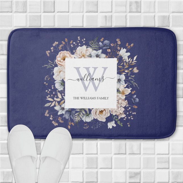 Elegantes Monogramm Hübsche Beige Blaue Blumen Flo Badematte (In situ)