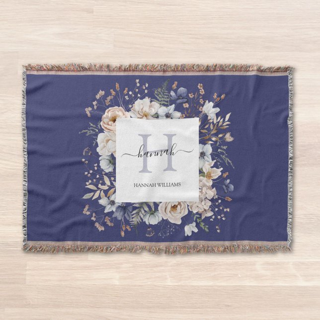 Elegantes Monogramm Hübsche Beige Blaue Blumen Flo Decke (In situ)