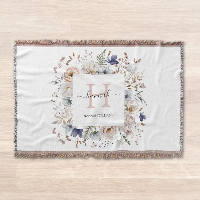 Elegantes Monogramm Hübsche Beige Blaue Blumen Flo Decke (In situ)