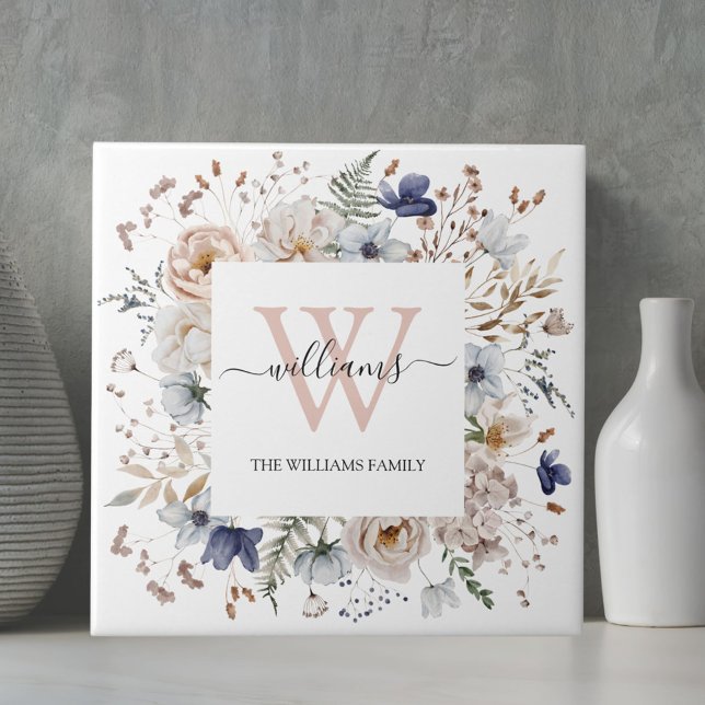 Elegantes Monogramm Hübsche Beige Blaue Blumen Flo Fliese (In situ)