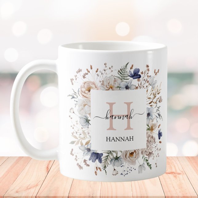 Elegantes Monogramm Hübsche Beige Blaue Blumen Flo Kaffeetasse (In situ)