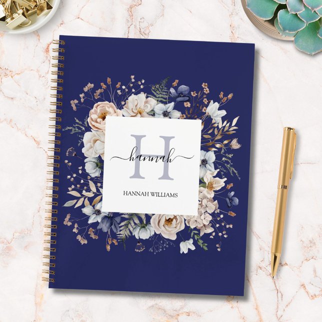 Elegantes Monogramm Hübsche Beige Blaue Blumen Flo Notizbuch (In situ)
