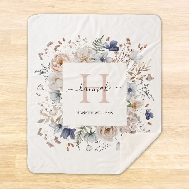 Elegantes Monogramm Hübsche Beige Blaue Blumen Flo Sherpadecke (In situ)