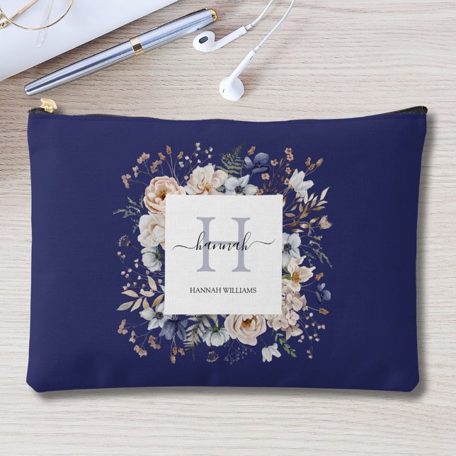 Elegantes Monogramm Hübsche Beige Blaue Blumen Flo Zubehörtasche (In situ)