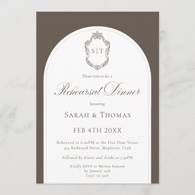 Elegantes Monogramm-Mocha-Hochzeitsprobe-Dinner Einladung (Vorderseite)