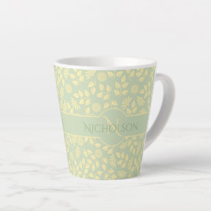 Elegantes Monogramm Name Leaf Muster Pastel Grün Milchtasse