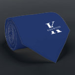 Elegantes Monogramm Name | Navy Blue | einseitig Krawatte<br><div class="desc">Eine elegante Krawatte mit einem fett-weißen Monogramm auf einem tiefen Navy Blue Hintergrund. Hinzu kommt der Vor- oder Nachname, der in allen Hauptstädte angegeben ist.</div>