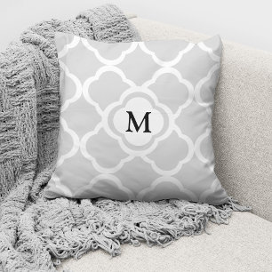 Elegantes monogrammiertes graues Quatrefoil-Muster Kissen