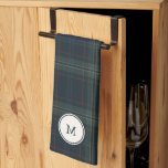 Elegantes Navy Blue and Green Kariert Monogram Geschirrtuch<br><div class="desc">Modernes Weihnachtshandtuch mit zeitlosem Design und einem Monogramm auf matt blau und grün kariertem Hintergrund.</div>