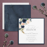 Elegantes Navy Blue Blush Pink Bridal Brunch Einladung<br><div class="desc">Modernes, elegantes Brautparty (Brunch) mit einem Blumenstrauß von marineblau-blauen und rot-rosa Blume, das von Marineblau umgeben ist. Personalisieren Sie Ihre Brautparty-Details in weichem Offschwarz, betont mit einer schönen modernen handgeschriebenen Kalligraphie. Die Rückseite der Karte weist eine marineblau blaue Textur auf. Teil einer koordinierten Suite. Suite hier ansehen: https://www.zazzle.com/collections/navy_blue_blush_floral_watercolor_bridal_shower-119055669272624939 Kontakt-Designer für...</div>