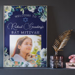 Elegantes Navy Blue Floral Foto Bat Mitzvah Willko Poster<br><div class="desc">Schöne Blume aus weißem Pinien und grüne Blätter in Aquarellfarben bilden einen eleganten Rahmen auf diesem hübschen, blühenden Bat Mitzvah Willkommensplakat. Der Name Ihrer Tochter ist in schicker, weißer Kalligrafie über ihrem Foto geschrieben, die auf diesem Party für eine jüdische Familie steht, die ein Mädchen feiert, das an die Tora...</div>
