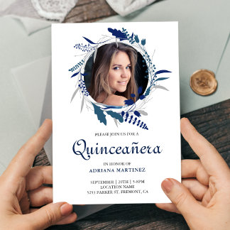 Elegantes Navy Blue Floral Wreath Foto Quinceanera Einladung