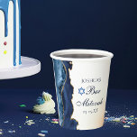 Elegantes Navy Blue Gold Agate Bar Mitzvah Party Pappbecher<br><div class="desc">Eleganter marineblau und goldfarbener Agate schmückt die Seite dieses modernen Bar Mitzvah Gastgeschenk Papier Becher Ihr Sohn ist in einem schönen formalen Drehbuch unter dem Stern von David geschrieben. Die perfekte Dekoration für eine schicke,  stilvolle jüdische Familie,  die ihren Jungen feiert,  der zur Tora gerufen wird.</div>
