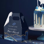 Elegantes Navy Blue Gold Agate Bat Mitzvah Party Geschenkschachtel<br><div class="desc">Dieses moderne Bat Mitzvah Gastgeschenk schmückt das elegante Marineblau und das Goldmedaille. Der Name Ihrer Tochter ist in einem schönen formalen Drehbuch unter dem Stern von David geschrieben. Ideal für eine schicke,  stilvolle jüdische Familie,  die ein Mädchen feiert,  das zur Tora gerufen wird.</div>