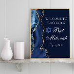 Elegantes Navy Blue Gold Agate Bat Mitzvah Party Poster<br><div class="desc">Eleganter Marineblau und Goldmedaille schmücken die Seite dieses modernen Bat Mitzvah Party Willkommensplakat. Der Name Ihrer Tochter ist in einem schönen formalen Drehbuch unter dem Stern von David geschrieben. Ideal für eine schicke,  stilvolle jüdische Familie,  die ein Mädchen feiert,  das zur Tora gerufen wird.</div>