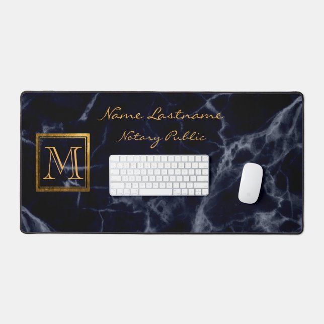Elegantes Navy Blue Marble Square Gold Monogramm Schreibtischunterlage (Tastatur & Maus)