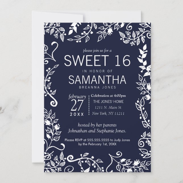 Elegantes Navy Blue und White Floral Sweet 16 Einladung (Vorderseite)