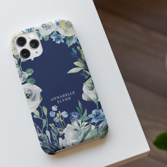 Elegantes Navy White Floral Winter Monogramm iPhone Hülle (Von Creator hochgeladen)