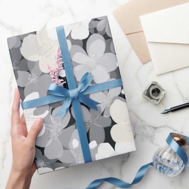 Elegantes neutrales Blumen Graues Blumenmuster Geschenkpapier (Schenken)