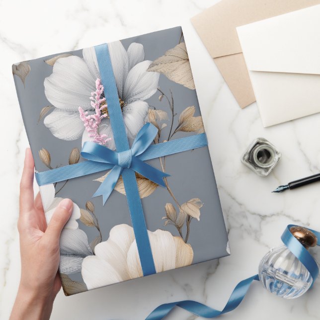 Elegantes neutrales Blumen Graues Blumenmuster Geschenkpapier (Schenken)