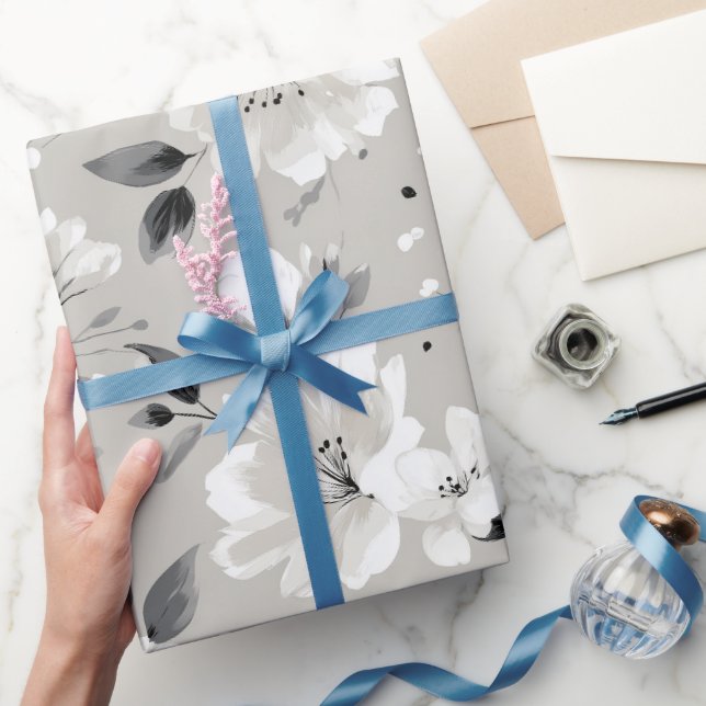 Elegantes neutrales Blumen Graues Blumenmuster Geschenkpapier (Schenken)