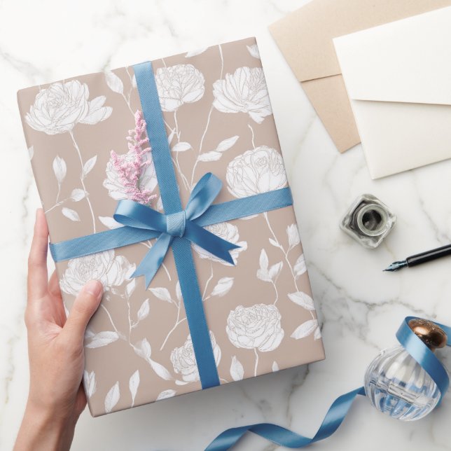 Elegantes neutrales rosa weißes Blumenmuster Geschenkpapier (Schenken)