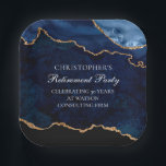 Elegantes Party für das Ruhestand Navy Blue Gold A Pappteller<br><div class="desc">Elegantes Marineblau und Goldmedaille schmücken diese moderne,  maßgeschneiderte Papiertafel aus dem Party. Die schicke und personalisierte Dekoration für einen Rentner,  der am Ende seiner Karriere von Freunden und Familie gefeiert wird.</div>