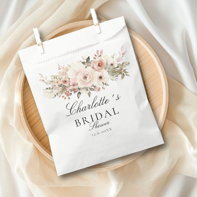 Elegantes pastellfarbenes Blume Bouquet Brautparty Geschenktütchen (Elegant pastel flower bouquet Bridal Shower Favor Bag with your name and date.)