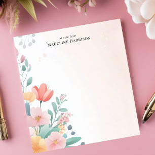 Elegantes pastellfarbenes Blumenbouquet mit person Notizblock